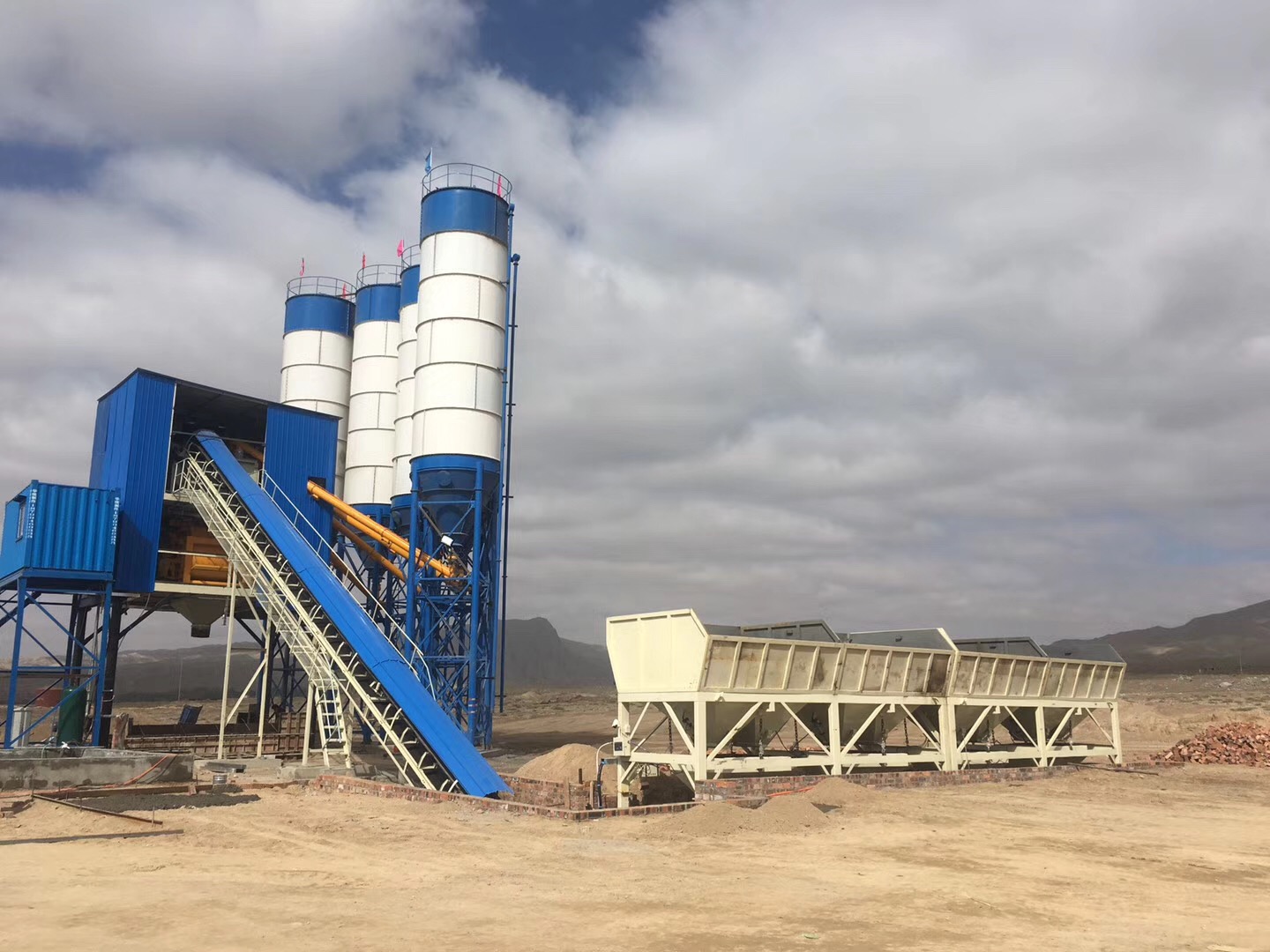 ZhuHong Machinery 90m3 Stationary Concrete Batching Plant In Ecuador